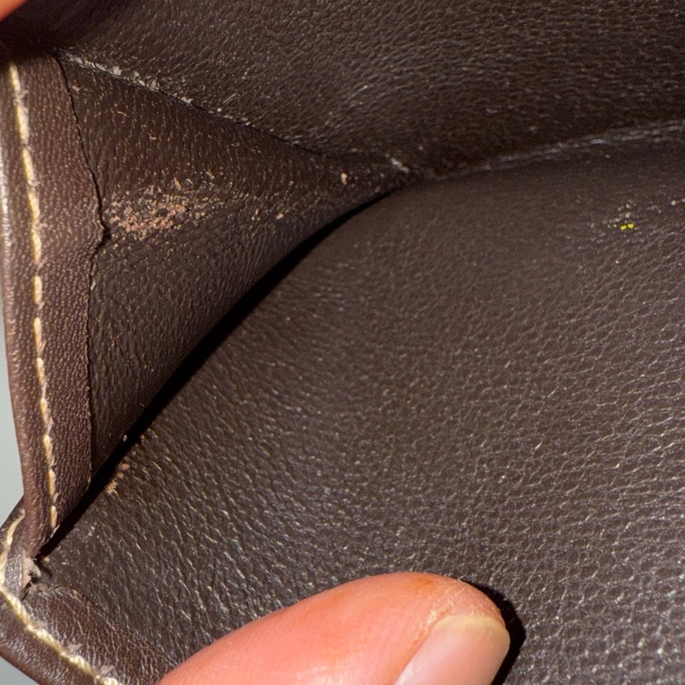 Gucci Tan and Brown Heart Clasp Wallet - Picture 8 of 17
